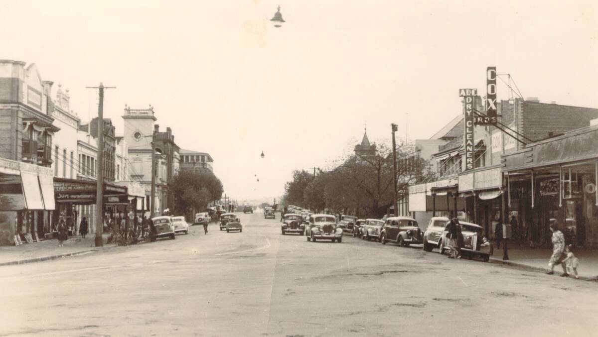 Fitzmaurice Street looking north from the Wollundry Lagoon. Several of these buildings are still recognisable. Notice the old Australia Hotel on the left in the distance with verandas.