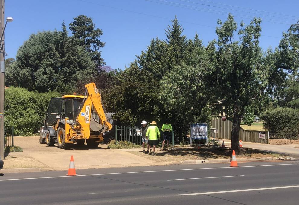 Riverina Water gets to work on fixing the burst water main in Kooringal. 