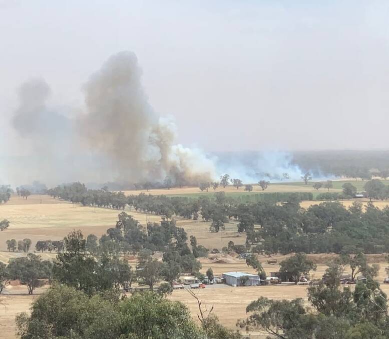 Firefighters tackling grass fire west of Wagga
