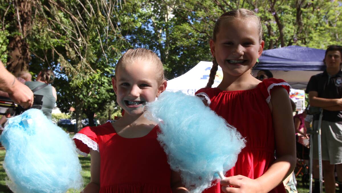 Olivia and Charlotte Douglas tuck into the yummy fairy floss at Light Up Leeton 2023. Picture by Talia Pattison 