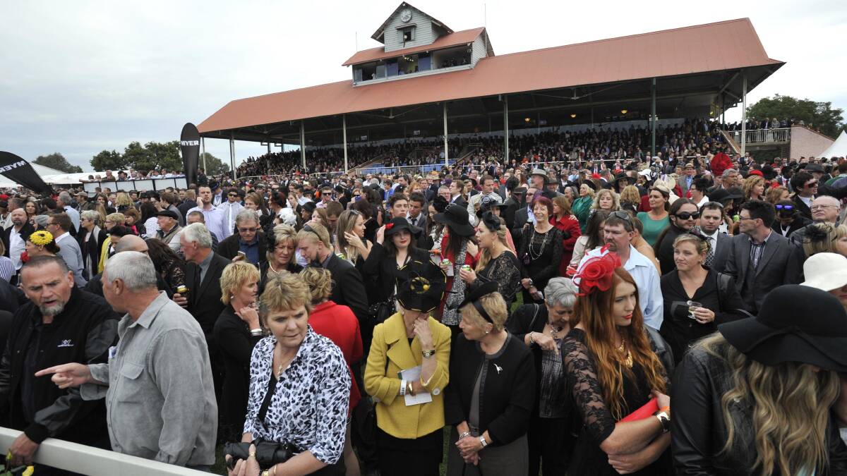 BIG NUMBERS: Last year's Wagga Gold Cup day at the Murrumbidgee Turf Club. Picture: Les Smith
