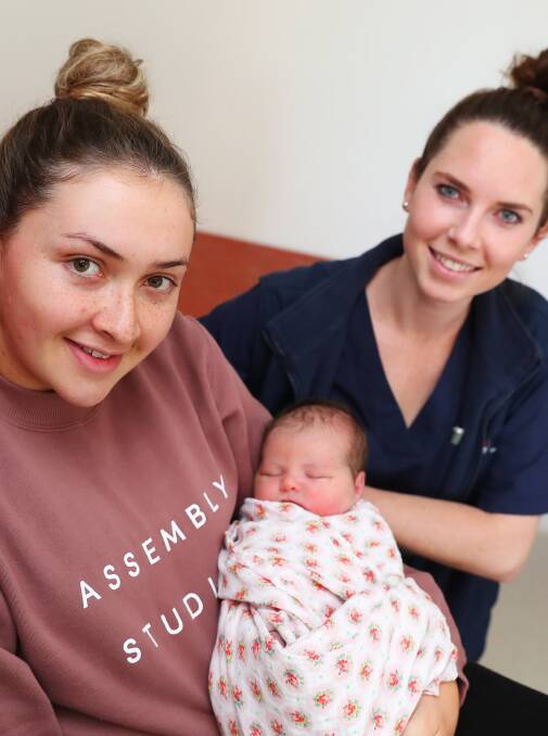 CUTE BUB: Isabella and Poppy Ziff with midwife Allie Reid in 2018. Picture: Emma Hillier