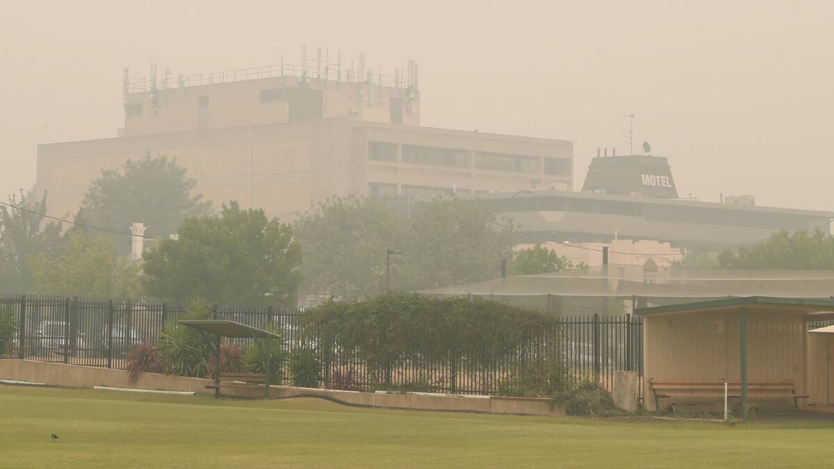 SMOKING: Wagga was on Thursday enveloped by the smokey haze from the bushfires. Picture: Les Smith
