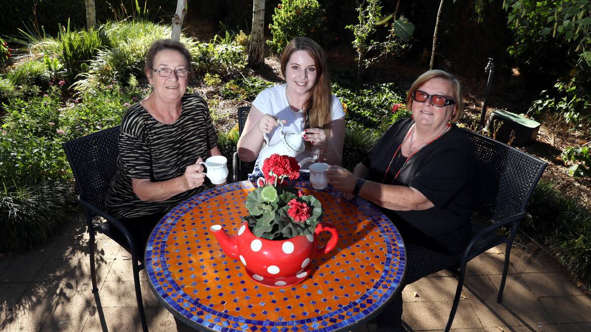  Brianna Carracher from the Cancer Council (centre) with Hesper Piltz and Sue Chapman from the Machine Knitters of Wagga.