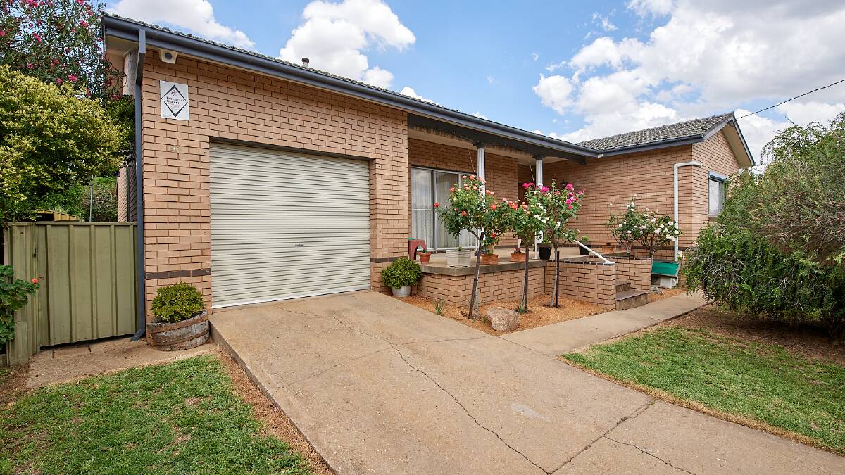 41 Kilpatrick Street Kooringal Bed 3 | Bath 1 | Car 1
For sale by auction
Auction: Onsite Saturday March 14 at 12.30pm
Agency: LJ Hooker Wagga Wagga
Contact: Richard Rossiter, 0409 005 336
Inspect: Saturdays 12.30pm to 1pm