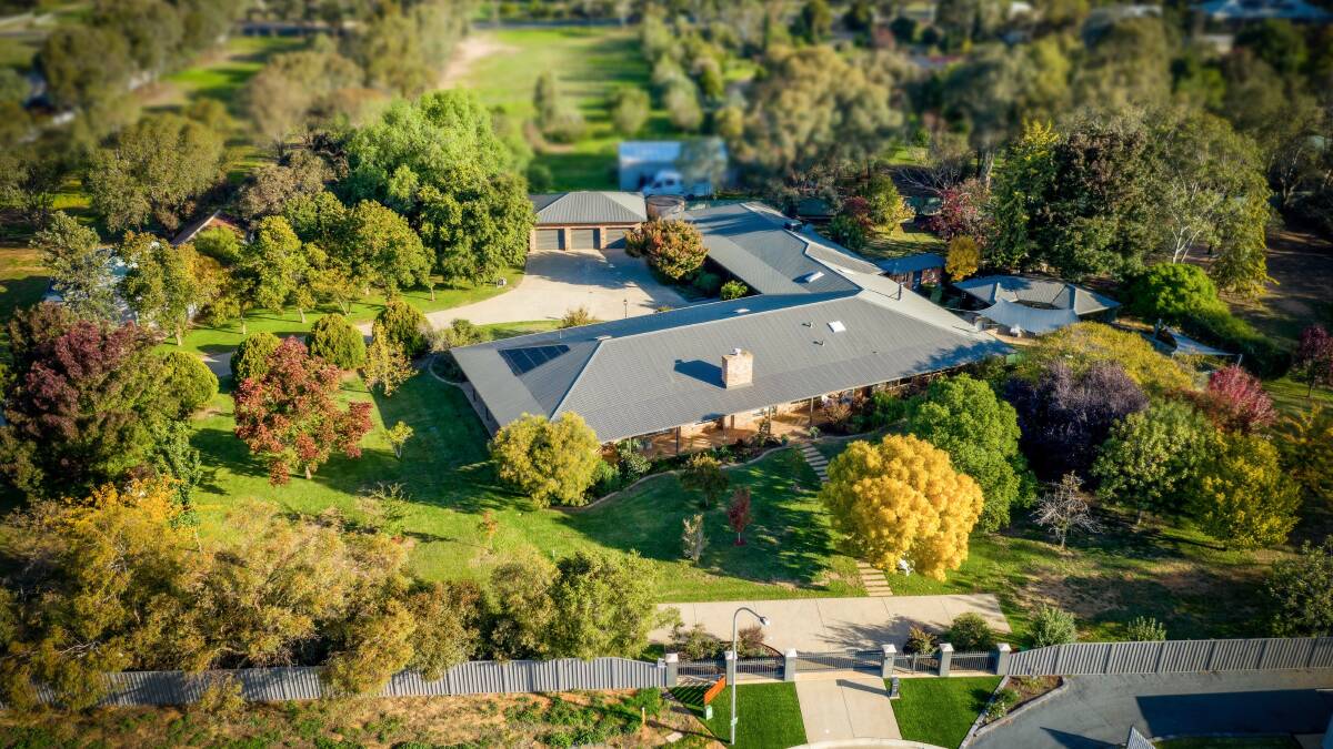 17 Lakesend Place Lakehaven
Bed 6 | Bath 3 | Car 6
$1.2mil to $1.3mil
Contact: John Bittar 0409 880 002
Inspect: By private appointment
