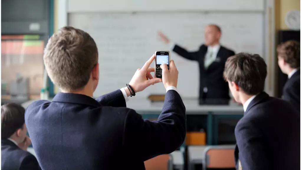 WHAT DO YOU THINK: Should students be allowed to use smartphones during class? 