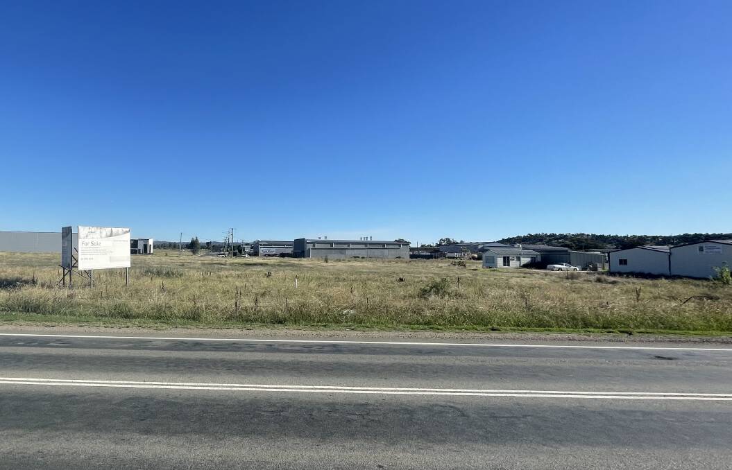 LOCATION: The empty Houtman Street lot set to potentially hold the new Ampol service station, as seen from the Sturt Highway. Picture: Monty Jacka