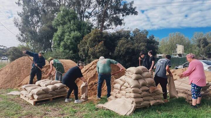 Volunteers preparing sandbags in Narrandera as the town braced for the eight metre flood peak expected to arrive on Sunday afternoon. Picture by NSW SES Narrandera Unit