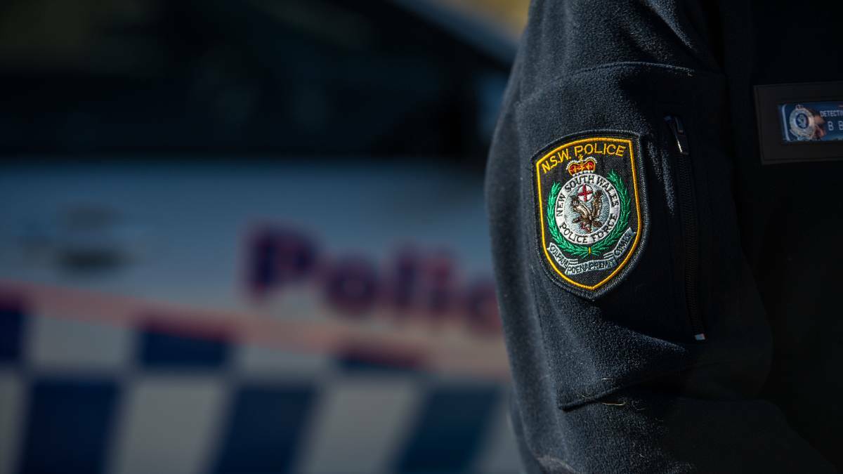 Wagga man charged after allegedly hitting cop with bag full of guns