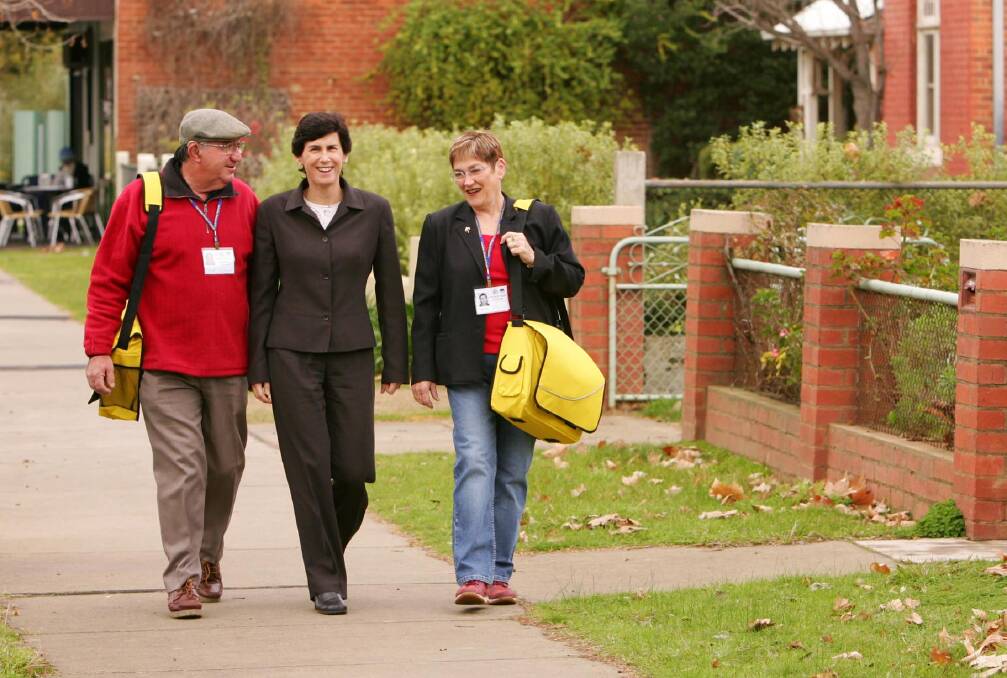 Census collectors in Wagga ahead of the 2006 Census.