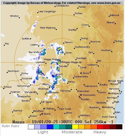 The current rain radar showing rain approaching Wagga from the north west on Monday morning.
