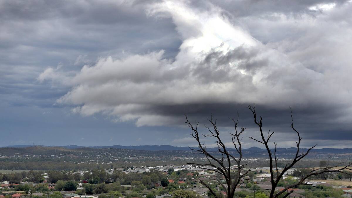 Storm clouds as viewed from the top of Darnell Smith Drive, Charles Sturt University in 2017.