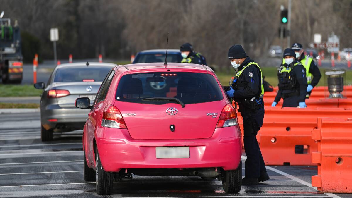 CHECKS: Victoria Police check vehicles entering Victoria via Lincoln Causeway at Wodonga. Picture: MARK JESSER