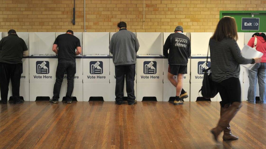 Wagga voters cast their ballots at Lake Albert Public in the 2012 council election. NSW Electoral Commissioner John Schmidt has warned that the elections could fail if COVID-19 prevents voting booth from being opened. 