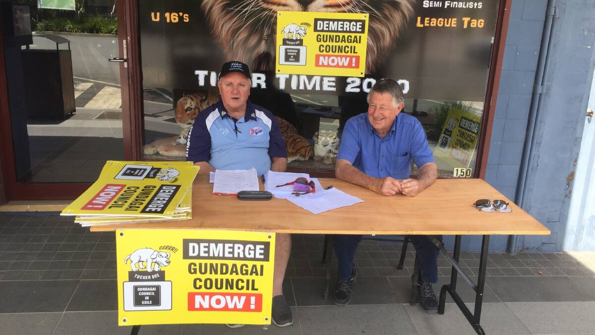 Gundagai Council in Exile committee members Rod Brooke and Gordon Lindley take registrations for the Boundaries Commission hearings at Gundagai. Picture: Supplied