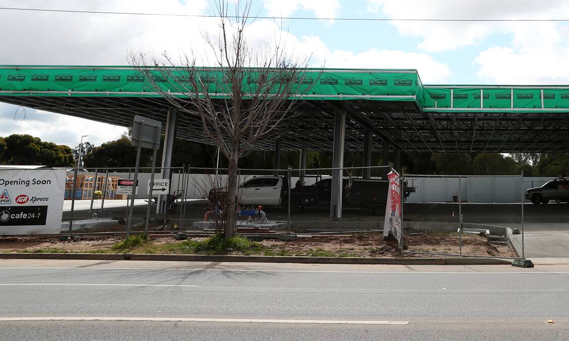 Wagga's new APCO service station under construction at Hammon Avenue. The station's owners say they cannot offer the city greater fuel price competition and new jobs until special staff can cross the Victoria/NSW border.