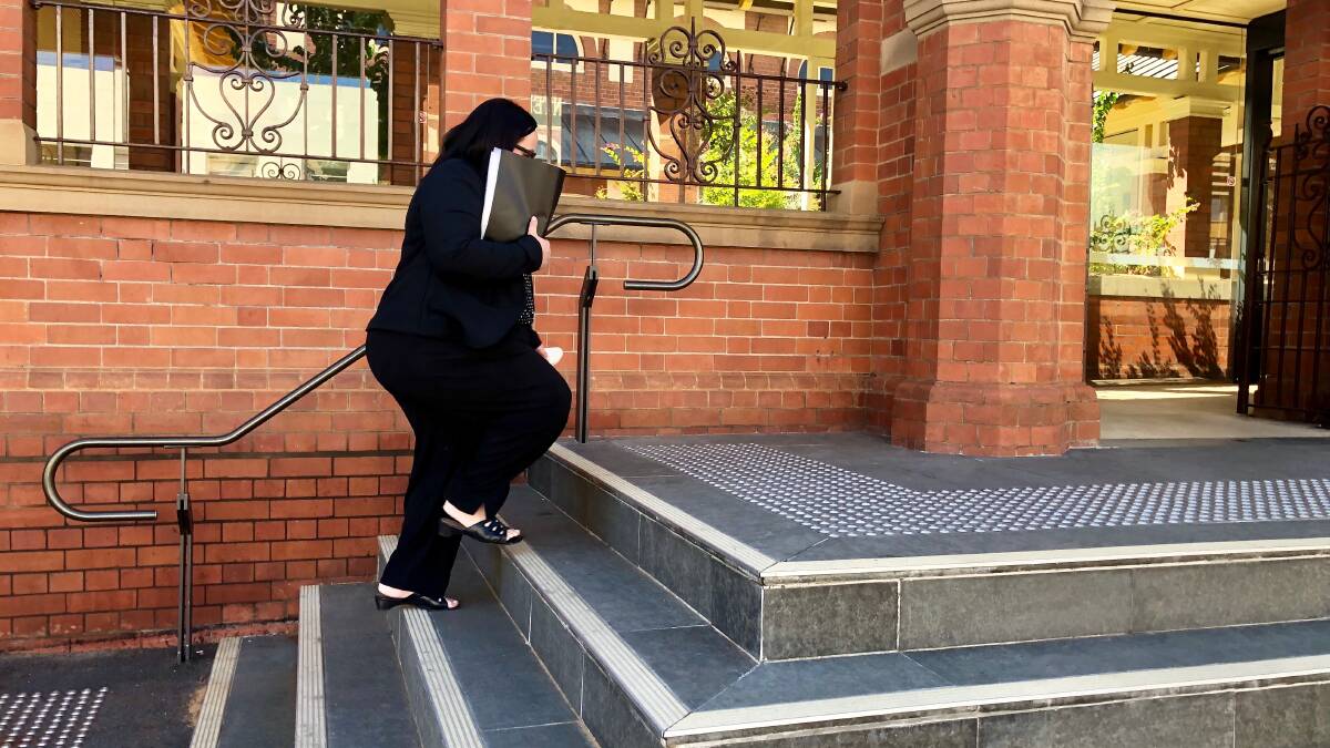 Tracy Lee Dowling walks into Wagga Courthouse for the sentence hearing.