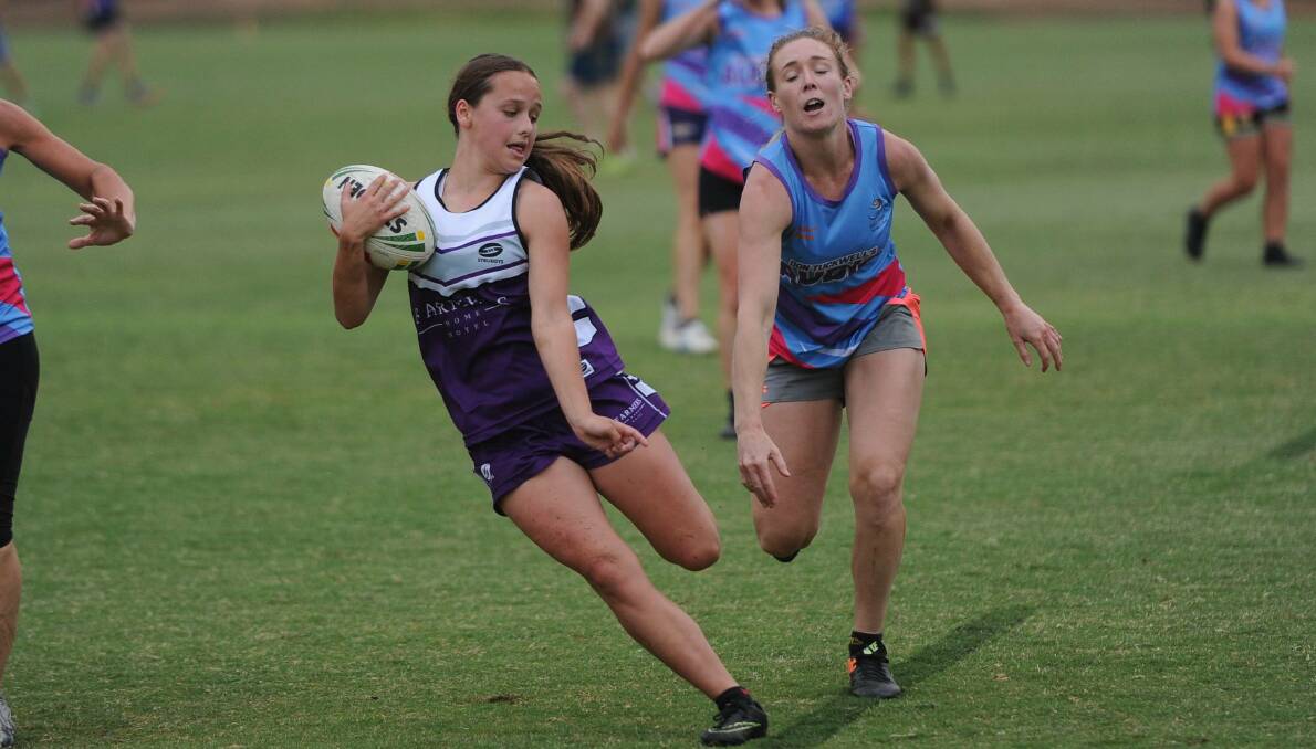 SWERVING AWAY: Farmers Home Hotel's Maddie Morton evades Don Tuckwell's Audio star Bailey Porter during Tuesday night's premier grade round. Picture: Lachlan Grey