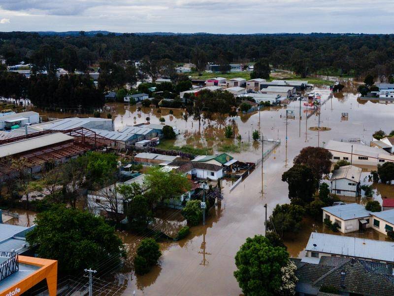 Floodwaters are expected to continue threatening Victorian communities in the coming weeks. (Diego Fedele/AAP PHOTOS)