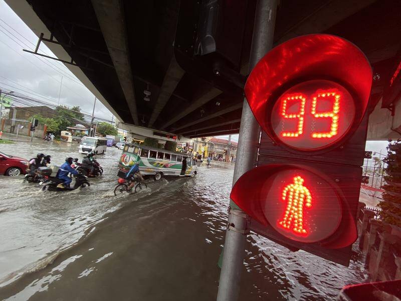 Floods and winds from tropical storm Nalgae have killed 45 people in the Philippines. (EPA PHOTO)