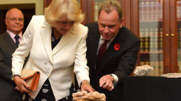 SA Museum director Brian Oldman (right, with the Duchess of Cornwall in 2015) has quit his role. (Tracey Nearmy/AAP PHOTOS)