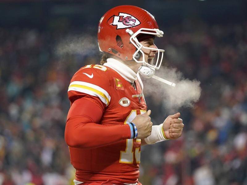 Chiefs shut down Dolphins in frigid AFC wild-card game, The Daily  Advertiser