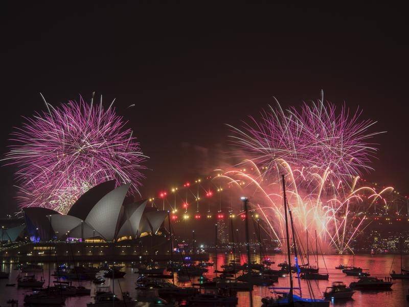 The Harbour Bridge again played centrepiece as 6000 fireworks and other features were fired from it.