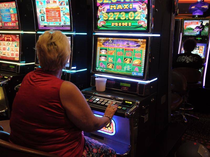 The NSW government is split over a recommendation to introduce cashless gaming. (Dan Peled/AAP PHOTOS)