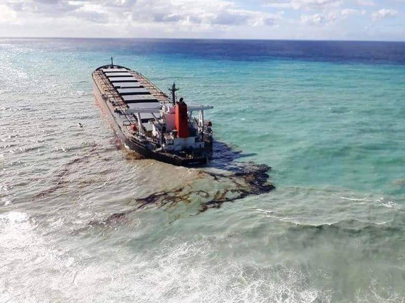 More than 1000 tons of fuel has washed up on the eastern coast of Mauritius.