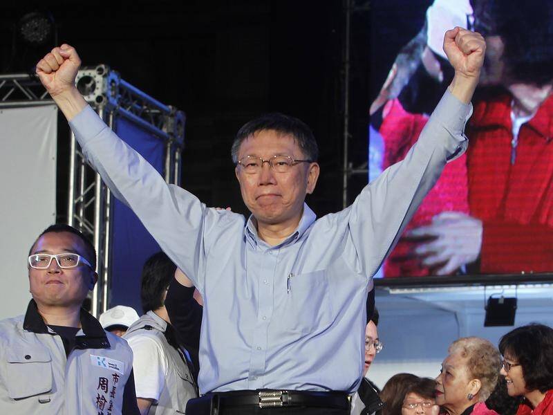 Taipei mayor Ko Wen-je (C) is forming a new political party ahead of elections in January.