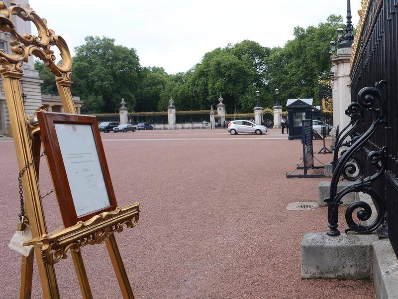 An ornate golden easel will be used to confirm the sex and birth time of the royal baby.