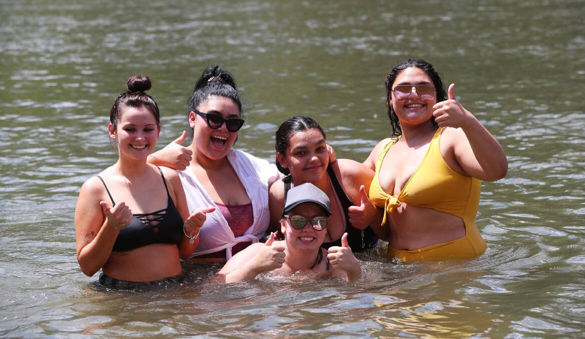 Taylor Molloy, Gorgia Maliuaaetau, Jess Nosworthy, Halle Maliuaaetau, 16 and Ashleigh Maliuaaetau from Wagga take a dip in the river to cool down. Picture: Les Smith.