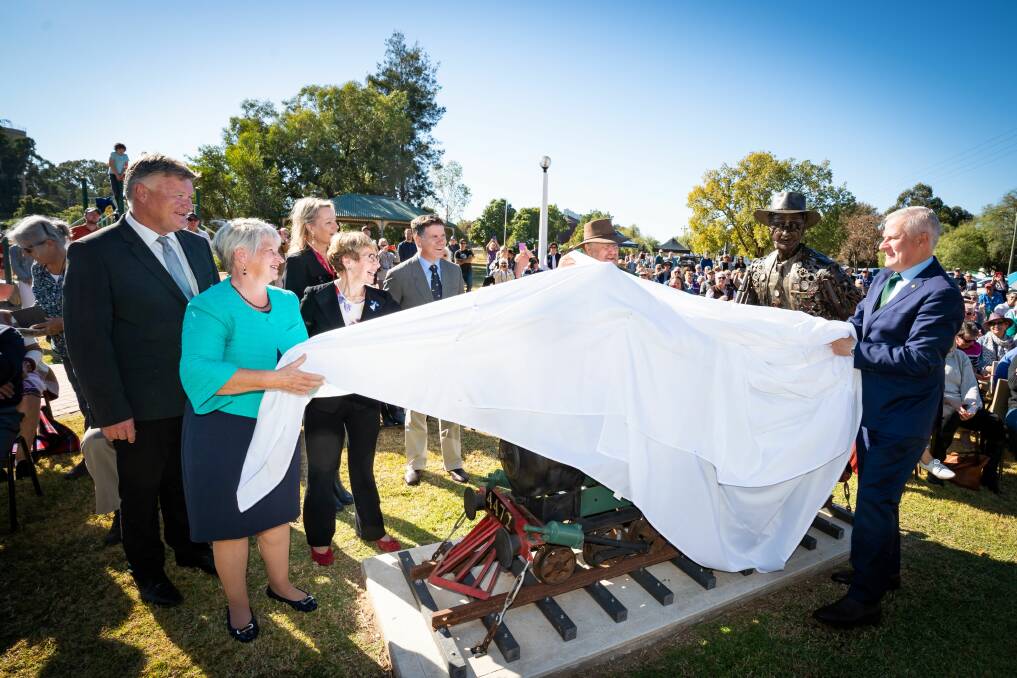 Off it comes: Judy Brewer and Michael McCormack remove the sheet covering the statue as dignitaries including Federation Council Mayor Pat Bourke, member for Farrer Sussan Ley, NSW Governor Margaret Beazley and member for Albury Justin Clancy watch on.