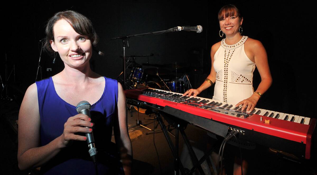 Michelle Bray and Renae Wakeling from band Fifth Avenue' at the Home Tavern Hotel.